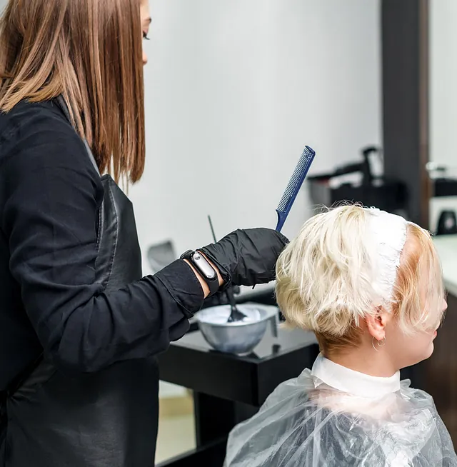 Mujer realizando tinte de cabello